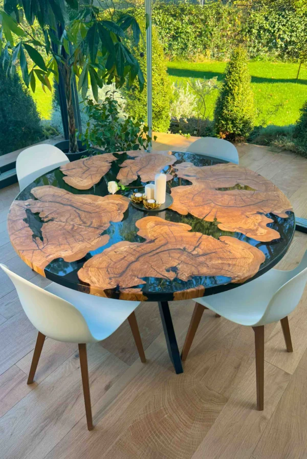 Round olive wood resin dining table Notte Marocchina with olive root wood, transparent smoke gray epoxy resin, and matte black metal base